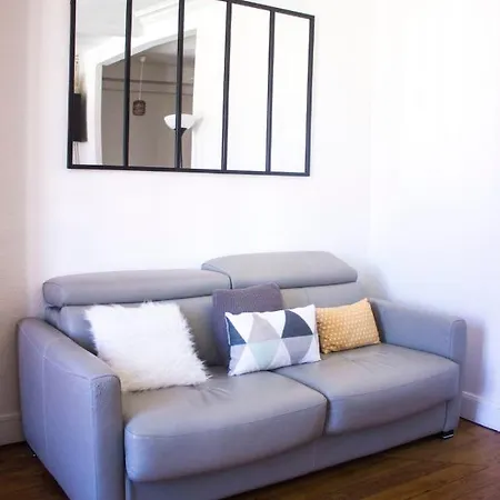 Cosy And Bright Apt In Belleville Parigi